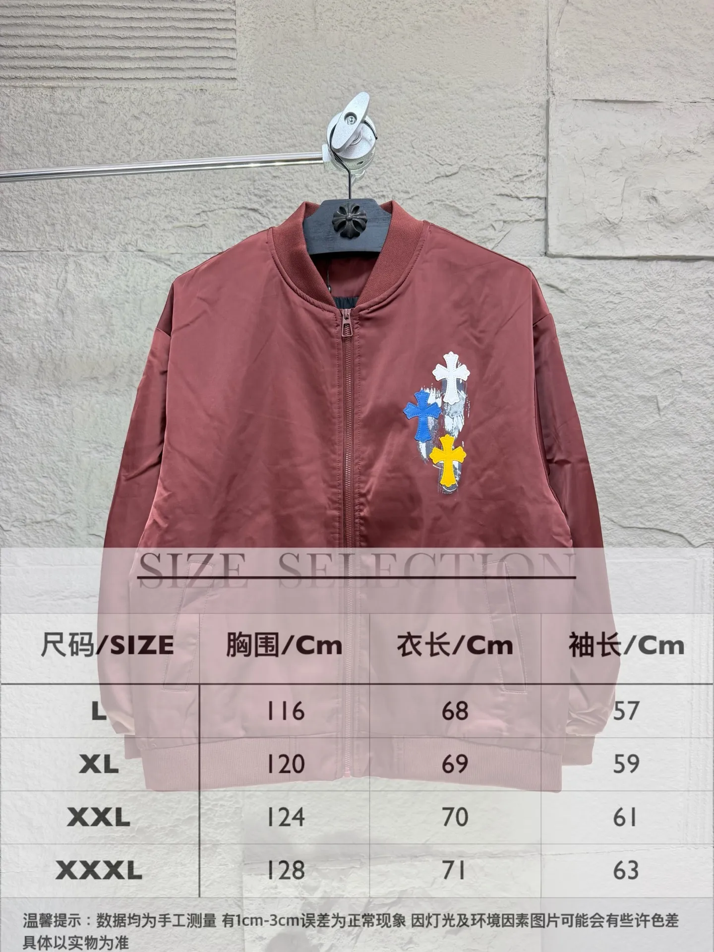 CH/Cro Heart 2026ss Baseball Flight Jacket ●Fabric: High-gloss windproof woven fabric, smooth and crisp, with matte satin texture, anti-wrinkle and easy to take care of, daily windproof and warm. ●Core highlights: Colorful Genuine Leather cross-covered leather on the front and rear, solid hand stitching, and Retro Gothic horseshoe print. The contrasting color design is highly recognizable and full of street atmosphere. ●Style details: Ribbed collar, cuffs and hem, stable and not easy to deform; zipper opening and closing, pockets on both sides, cotton padding inside, lightweight and temperature-locking, suitable for spring and autumn alone or as an inner layer in early winter. ●Two colors available: Classic black, Retro burgundy, same style for men and women, loose dropped shoulders, easy to create an American high street look. SIZE：L XL XXL XXXL